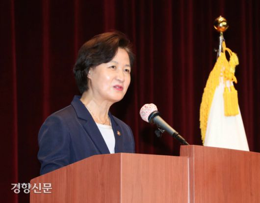 추미애 법무부 장관이 3일 정부과천청사에서 열린 신임 검사 임관식에서 인사말을 하고 있다. 권호욱 선임기자