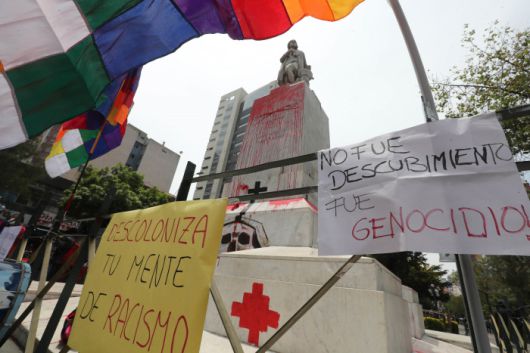 12일(현지시간) 볼리비아 수도 라파스에서 크리스토퍼 콜럼버스 동상에 붉은색 페인트가 뿌려져 있다. 볼리비아 시민들은 콜럼버스가 아메리카 대륙에 도착한 이 날을 ‘탈식민의 날’로 기념했다.  라파스｜EPA연합뉴스