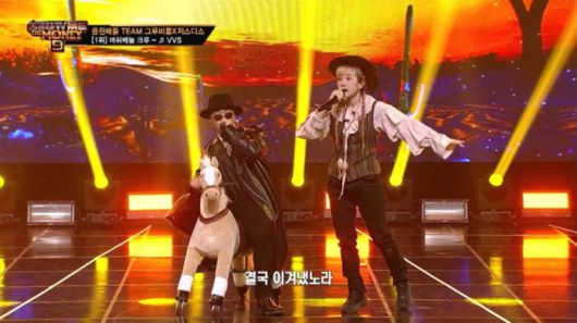 Mnet 힙합 오디션 프로그램 <쇼미더머니9>에서 경연곡 ‘VVS’를 부르고 있는 머쉬베놈(왼쪽)과 미란이(오른쪽). VVS는 다이아몬드 VVS 등급처럼 화려하게 빛날 자신들의 삶을 응원하는 노래로 한달째 멜론차트 정상을 지키고 있다. CJ ENM