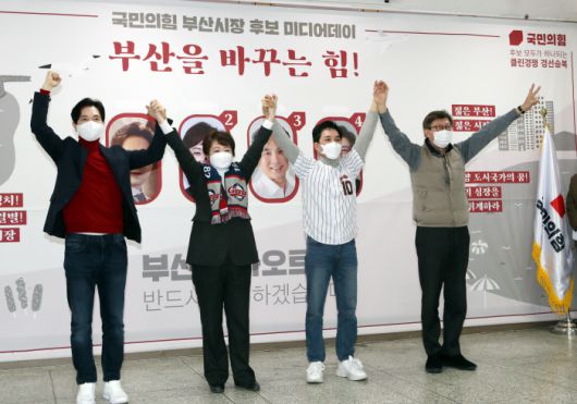 지난 2월 7일 오후 부산 수영구 국민의힘 부산시당에 모인 국민의힘 부산시장 보궐선거 본경선 진출자. 왼쪽부터 박성훈, 이언주, 박민식, 박형준 후보. 연합뉴스