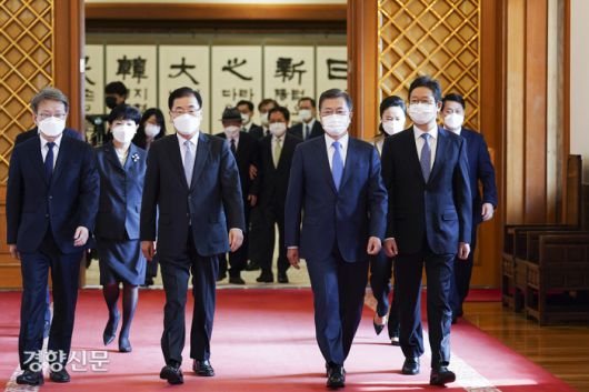 문재인 대통령이 15일 청와대에서 정의용 외교부·황희 문화체육관광부·권칠승 중소벤처기업부 장관에게 임명장을 수여한 뒤 환담장으로 이동하고 있다. 청와대 제공