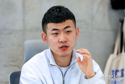 지난 4일 서울 마포구의 연습실에서 만난 ‘피식대학’의 김민수. 이석우 기자