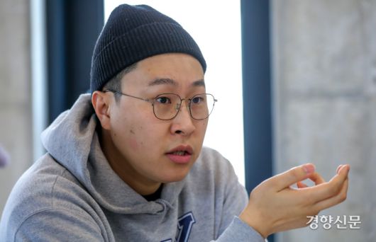 지난 4일 서울 마포구의 연습실에서 만난 ‘피식대학’의 이용주. 이석우 기자