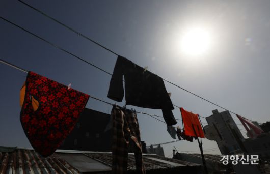 아파트 옥상에 빨래가 널려있다. / 권도현 기자