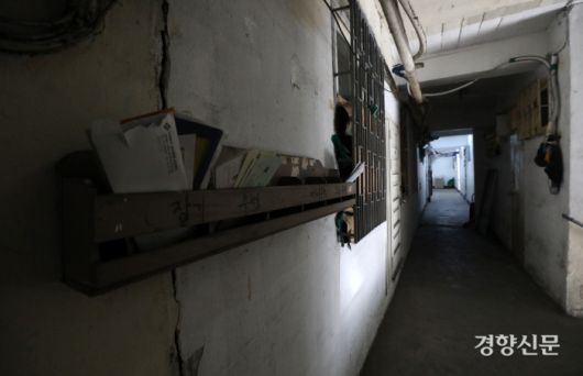 아파트 복도 우편물함에 우편물이 쌓여있다. / 권도현 기자