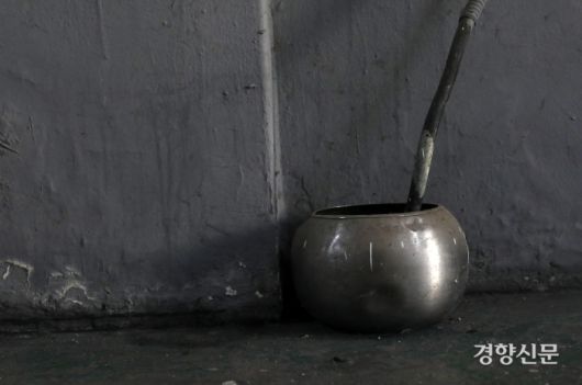 에어컨 물받이로 쓰이고 있는 요강. / 권도현 기자