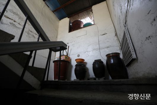 옥상으로 올라가는 계단에 장독대가 놓여있다. / 권도현 기자