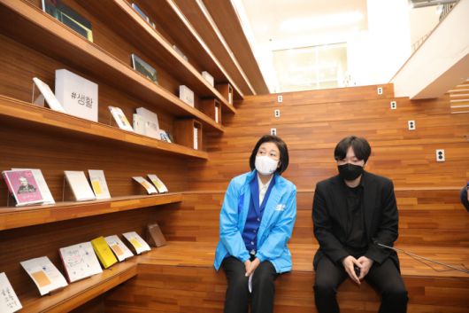 더불어민주당 박영선 서울시장 후보가 3일 서울 성북구 안암로 청년주택 ‘안암생활’을 방문해 한 청년과 대화하고 있다.   /연합뉴스