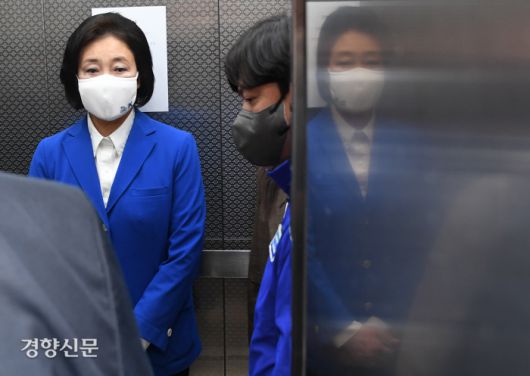 박영선 전 서울시장 후보가 지난 4월 7일 오후 서울 종로구 안국동 캠프 사무실을 찾은 뒤 이동하고 있다. / 국회사진기자단