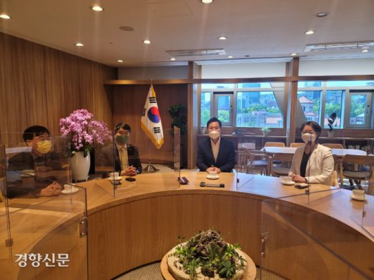 정의당 서울시당은 5월 11일 오세훈 서울시장을 예방하고 서울시가 추진 중인 조직개편에 대한 입장을 밝히고 있다. |정의당 서울시당 제공