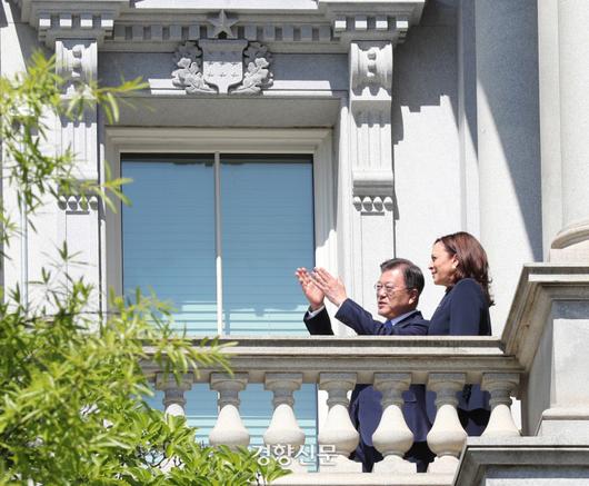 문재인 대통령이 21일(현지시간) 미국 워싱턴 백악관 아이젠하워 행정동을 방문해 부통령실 테라스에서 카멀라 해리스 부통령과 대화를 나누고 있다. 워싱턴|강윤중 기자yaja@kyunghyang.com