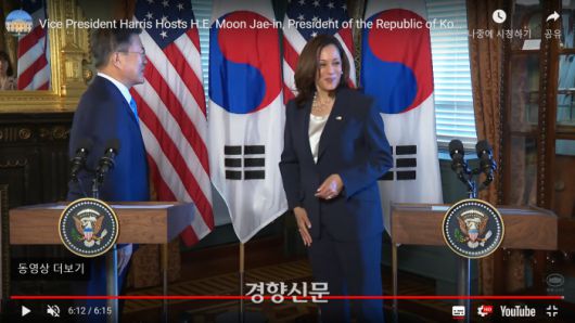 카멀라 해리스 미국 부통령이 지난 21일(현지시간) 백악관 아이젠하워 행정동에서 문재인 대통령과 만나 연설하고 악수를 나눈 다음 돌아서면서 오른손을 옷에 닦고 있다. |백악관 유튜브 화면 캡쳐.