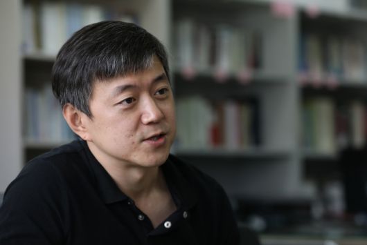 문준용씨는 국민의힘 곽상도 의원과 배현진 최고위원이 “2차 면접에서 ‘문준용입니다’라고 밝힌 것이 특혜를 불러올 수밖에 없다”고 한 주장에 대해 “면접 심사 당시 사무처 직원이 ‘참석자 소개를 해달라고 먼저 이야기했다”며 “자기 소개 첫 마디가 이름인 건 당연한 것 아니냐”고 되물었다. 그는 “(대통령의 아들이라는 이유로) 지금도 제가 포기하는 지원금이 많다”며 고 말했다. 김창길 기자