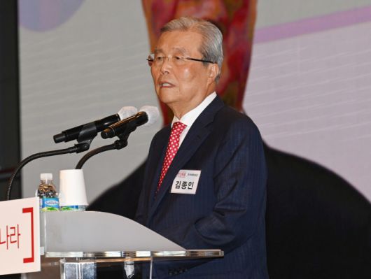 김종인 전 국민의힘 비상대책위원장이 7일 서울 여의도 중소기업회관에서 열린 원회룡 제주지사 지지 현역 국회의원 모임인 ‘희망오름’ 출범식에서 축사를 하고 있다.  연합뉴스