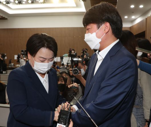 이준석, ‘눈물’로 말려 보지만… 이준석 국민의힘 대표(오른쪽)가 25일 국민권익위원회의 부동산 불법 거래 의혹 대상자로 지목돼 의원직 사퇴를 선언한 윤희숙 의원과 이야기하고 있다. 국회사진기자단