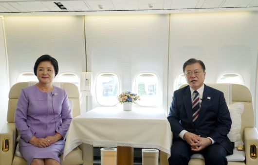 문재인 대통령과 김정숙 여사가 지난 19일 오후 뉴욕 유엔총회 참석을 위해 출국하기에 앞서 기내에서 추석 명절 인사를 영상으로 전하고 있다. /청와대 제공