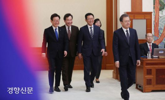 문재인 대통령이 2019년 12월3일 오전 청와대에서 열린 국무회의에 이낙연 당시 국무총리(왼쪽 두번째), 이재명 경기지사(왼쪽)와 함께 입장하고 있다. 청와대사진기자단