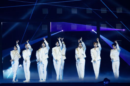 그룹 워너원이 2021 MAMA에서 3년 만에 재결합해 공연하는 모습을 보여줬다. 스태프 확진으로 시상식에 참석하지는 못했고 사전 촬영된 무대를 선보였다. 엠넷 제공