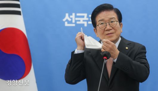 박병석 국회의장이 지난 6일 서울 여의도 국회에서 열린 2022 신년 기자회견에서 마스크를 벗고 있다./국회사진기자단