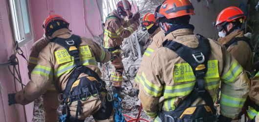 광주 서구 화정 아이파크 붕괴 현장에 투입된 구조대원들이 콘크리트 잔해 속에서 실종자를 찾고 있다. 소방청 제공.