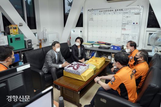 문재인 대통령과 김정숙 여사가 2일 오후 청와대 인근 신교119안전센터를 방문, 소방관들을 격려하고 있다. 청와대 제공. 2020.10.2