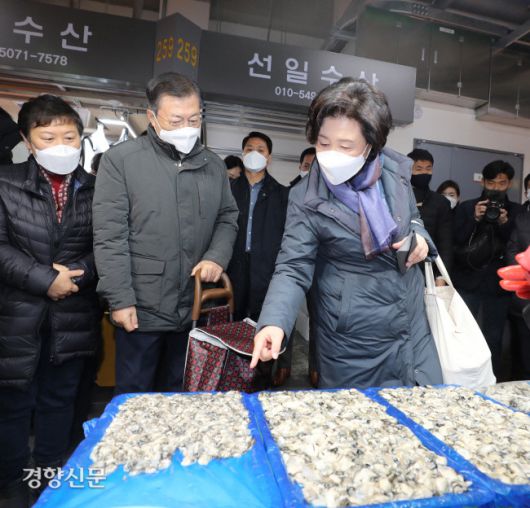 문재인 대통령과 부인 김정숙 여사가 설 명절을 앞둔 10일 인천 남동구 소래포구 전통어시장에서 장을 보고 있다. 청와대사진기자단. 2021.02.10