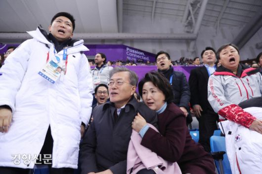문재인 대통령과 김정숙 여사가 지난 17일 강원 강릉 아이스아레나에서 치러진 평창 동계올림픽 쇼트트랙 남자 1000m 결승전을 참관하던 중 서이라·임효준 선수가 넘어지는 모습을 안타까운 표정으로 보고 있다. 청와대 제공. 2018.2.17