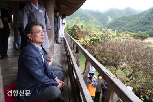 문재인 대통령이 6일 오후 김정숙 여사와 함께 안동 하회마을을 방문해 병산서원 만대루 누각에 앉아서 관람하고 있다. 청와대 제공. 2017.10.6