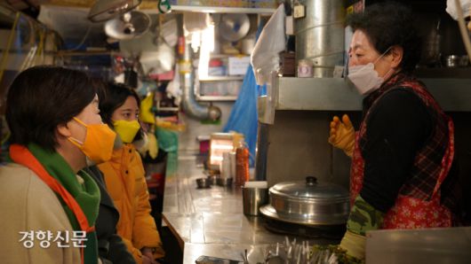 심상정 정의당 대선 후보(왼쪽)가 2일 서울 중구 남대문시장을 찾아 칼국수 가게를 운영하는 손정애씨를 만나 이야기를 나누고 있다. ｜정의당 제공