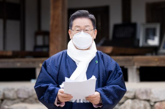 이재명 더불어민주당 대선후보가 설 명절인 지난 1일 경북 안동시 임청각에서 육군사관학교의 안동 이전, 미래형 친환경 자동차부품산업 육성, 글로벌 백신·의료산업 벨트 조성 등을 핵심으로 하는 경북 지역 공약을 발표하고 있다. 민주당 선대위 제공