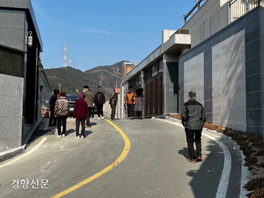 지난 14일 오후 전직 대통령 박근혜씨의 사저로 알려진 대구 달성군 유가읍 쌍계리 한 전원주택 주변을 박씨의 지지자들이 둘러보고 있다.