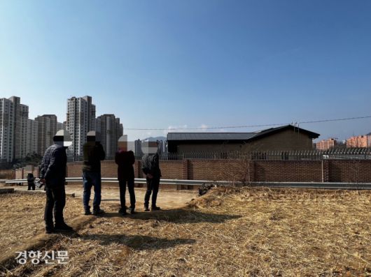 지난 14일 오후 전직 대통령 박근혜씨의 사저로 알려진 대구 달성군 유가읍 쌍계리 한 전원주택 주변을 박씨의 지지자들이 둘러보고 있다.