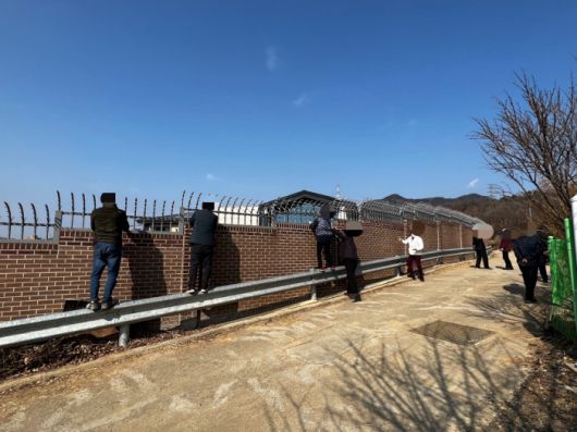 전직 대통령 박근혜씨가 퇴원 후 머물 것으로 알려진 대구 달성군 자택(위 사진)을 14일 찾은 시민들이 담장 안을 들여다보고 있다.  연합뉴스·백경열 기자