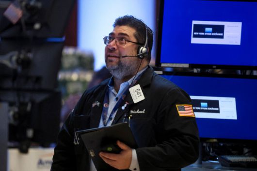 한 트레이더가 2일(현지시간) 미국 뉴욕증권거래소(NYSE)에서 근무하고 있다. 뉴욕|로이터연합뉴스