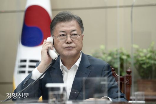 문재인 대통령이 3일 오후 청와대 여민관 소회의실에서 볼로디미르 젤렌스키 우크라이나 대통령과 통화하고 있다. 청와대 제공