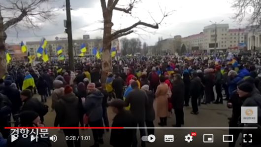 지난 3일 러시아군에 점령된 우크라이나 남부 도시 헤르손시 주민들이 우크라이나 깃발을 들고 반러시아 시위를 벌이고 있다. /로이터통신 영상 화면 갈무리.