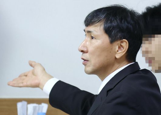 부친상을 당한 안희정 전 충남도지사가 9일 오전 서울의 한 장례식장에 마련된 빈소에서 가족과 대화하고 있다. 안 전 지사는 수행비서 성폭행, 추행 등의 혐의로 재판에 넘겨져 2019년 9월 대법원에서 3년 6개월의 실형이 확정돼 복역 중 형집행정지로 일시 석방됐다. 연합뉴스