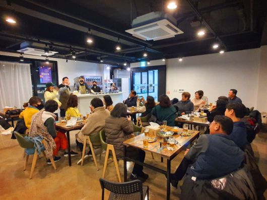 서울 수유1동 ‘빨래골 생활문화공작소’ 2층에 문 연 수제맥주 펍 ‘수유맥주’에서 주민들이 이야기하고 있다. 수유맥주는 이 지역에서 자체 개발한 수제맥주 브랜드이기도 하다. |수유수제맥주프로젝트협동조합 제공