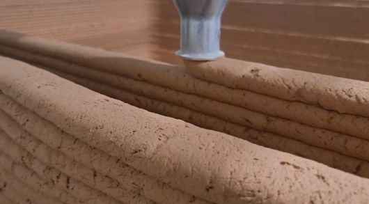 3D프린터를 이용해 황토집의 벽을 만드는 장면. 강원정보문화산업진흥원 제공