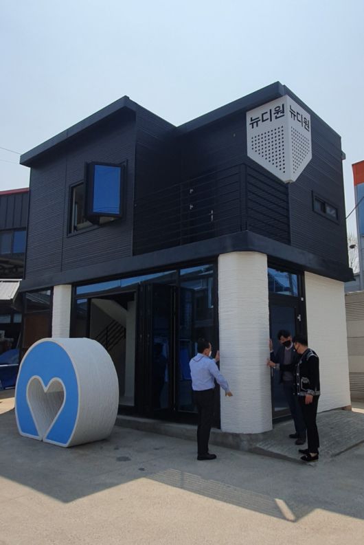 뉴디원이 3D프린터로 만든 일반 주택. 1층의 벽체와 기둥 등을 3D프린트로 뽑아냈다. 2층은 요즘 유행하는 모듈러 조립식 건축자재로 완성했다. 윤희일 선임기자