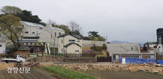 지난 19일 경남 양산 하북면 지산리 평산마을에 있는 문재인 대통령 부부가 머물  사저(뒤쪽)와 이웃집(앞쪽). 김정훈 기자