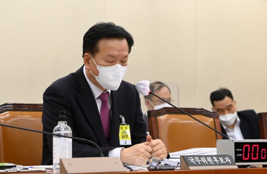 정호영 보건복지부 장관 후보자가 지난 3일 국회에서 열린 인사청문회에서 눈을 감은 채 의원 질의를 듣고 있다.  국회사진기자단