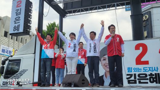 안철수 국민의힘 성남 분당갑 국회의원 보궐선거 후보, 김은혜 경기지사 후보, 신상진 성남시장 후보(왼쪽부터)가 31일 야탑역에서 열린 총집결 유세에 참석해 인사하고 있다. 신상진 국민의힘 성남시장 후보 캠프 제공
