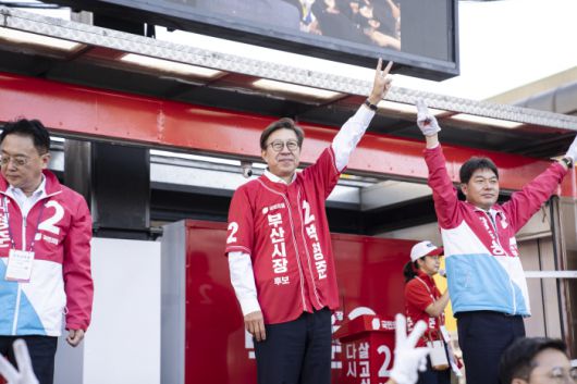 31일 오전 부산 동래구에서 국민의힘 박형준 부산시장 후보가 시민들에게 지지를 호소하고 있다. 박형준 캠프 제공