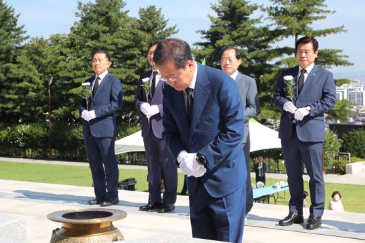 홍준표 대구시장이 1일 오전 앞산 충혼탑에서 대구 기초단체장 등과 함께 참배하고 있다. 대구시 제공
