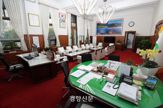 충북도청 본관 2층에 있는 옛 집무실 모습. 충북도 제공.