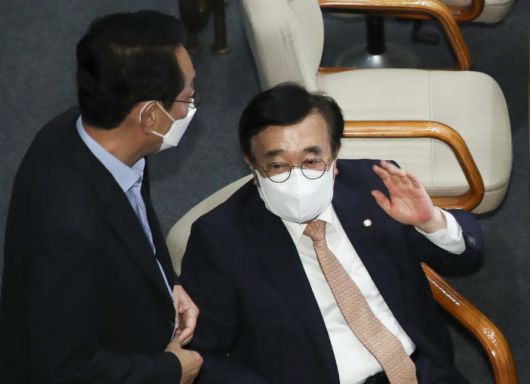 비대위 반대 서병수도 “빠른 시간 안에 전국위 개최” 국민의힘 전국위원회 의장인 서병수 의원(오른쪽)이 2일 국회 본회의장에서 김도읍 의원과 이야기하고 있다. 국회사진기자단