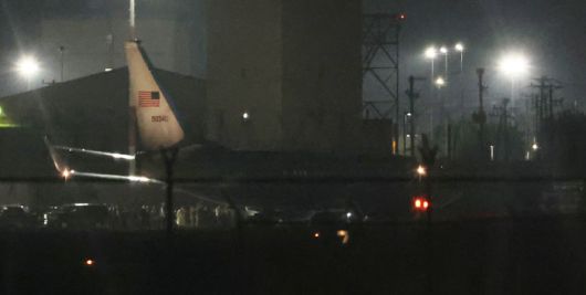 낸시 펠로시 미국 하원의장이 탑승한 전용기가 3일 오후 경기 평택시 주한미군 오산기지에 착륙하고 있다. 연합뉴스