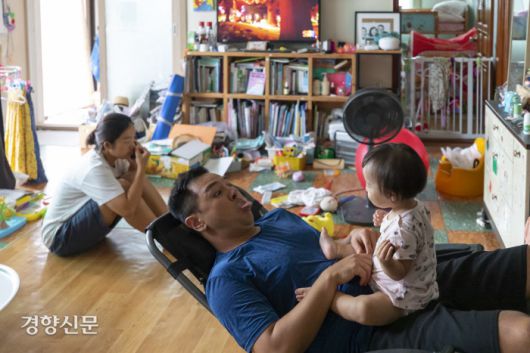 종수씨가 막내 연재와 놀아주고 있다.