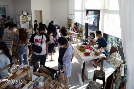 종수씨와 둘째 연희가 지역에서 열린 귀농귀촌인들과 지역민이 함께하는 플리마켓 얼만큼장에서 애호박과 고춧가루를 팔고 있다.